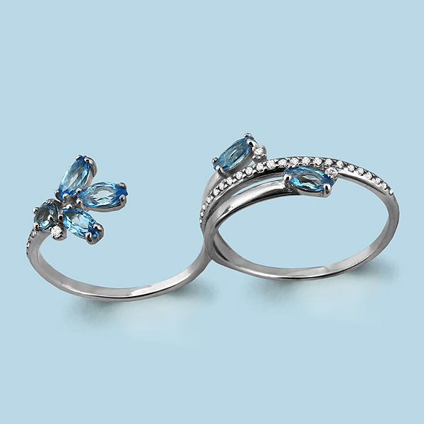 6555005А Кольцо из Серебра с топазами свисс блю, фианитами