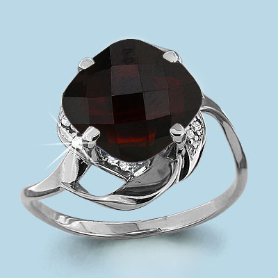 6526803А Кольцо из Серебра с гранатом, фианитами