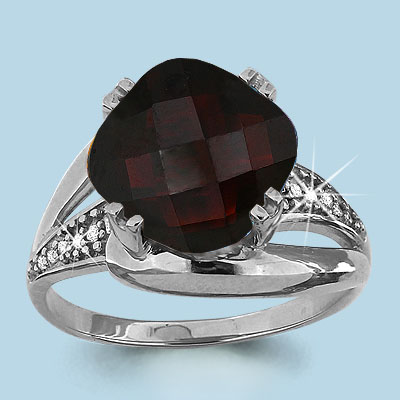 6533203А Кольцо из Серебра с гранатом, фианитами