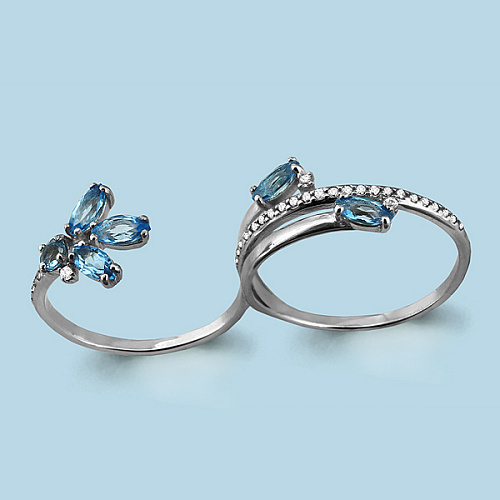 6555005А Кольцо из Серебра с топазами свисс блю, фианитами